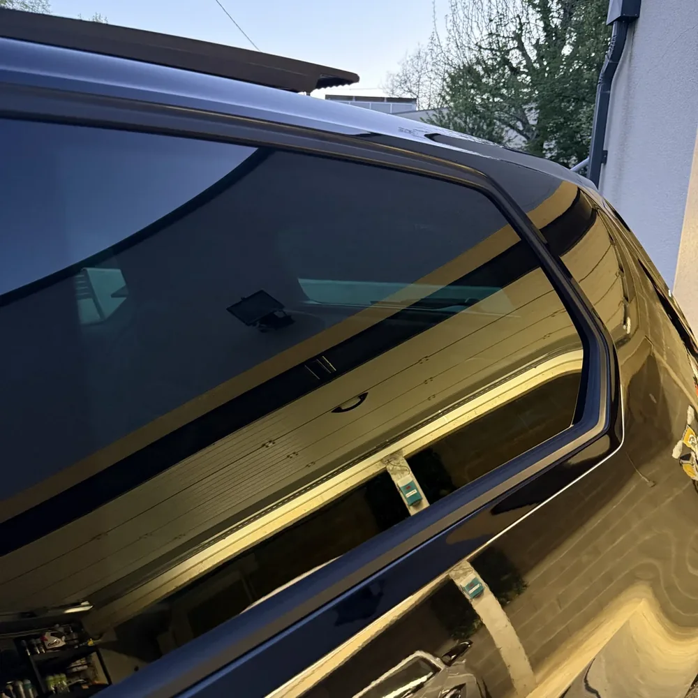 Carrosserie noire réfléchissant le ciel après pose de céramique