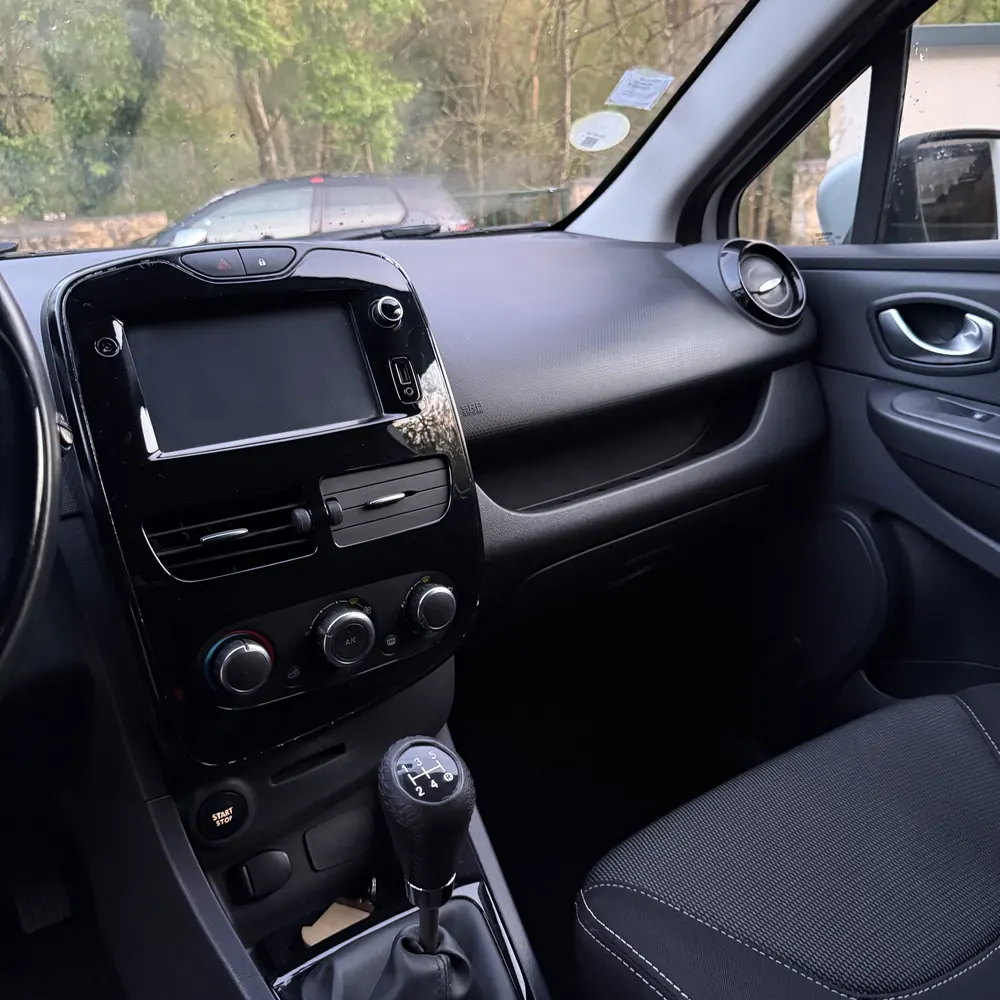 Poste de conduite d'une Renault Clio 4 après nettoyage