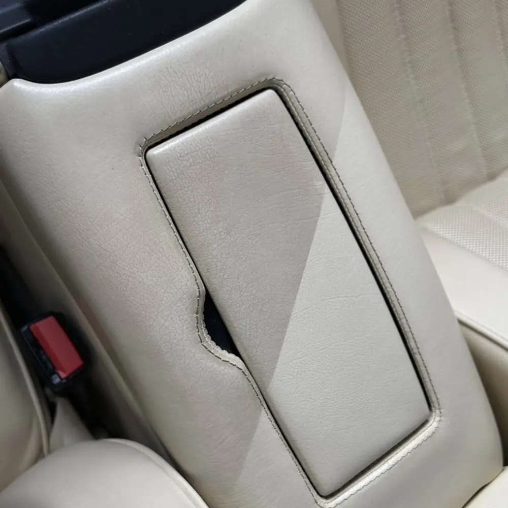 Console centrale en cuir clair d’une Volvo après nettoyage et nourrissage