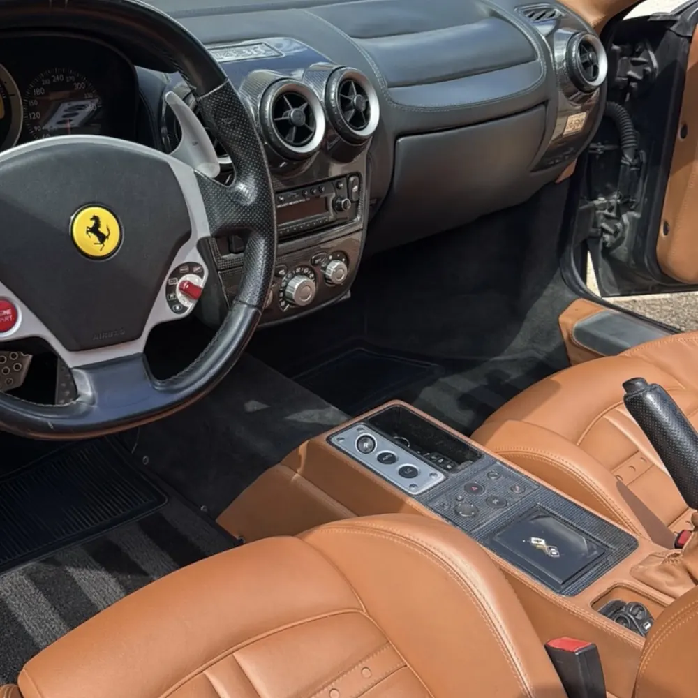 Poste de conduite et sièges Daytona d'une Ferrari F430 après nettoyage
