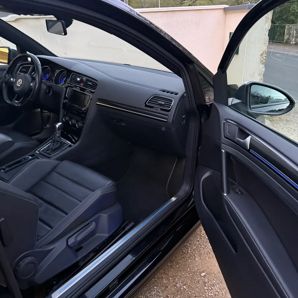 Habitacle d'une Volkswagen Golf 7 R après nettoyage