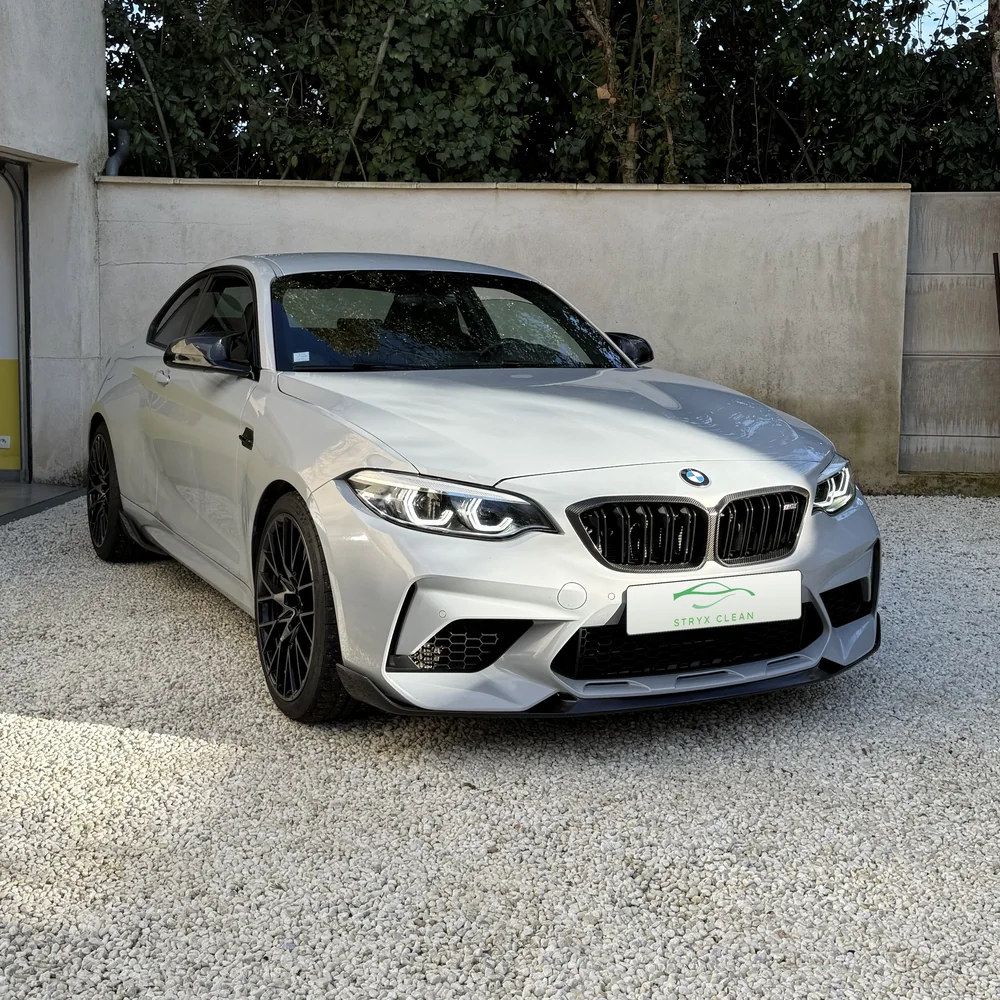 BMW M2 Competition grise après lavage, carrosserie et jantes
