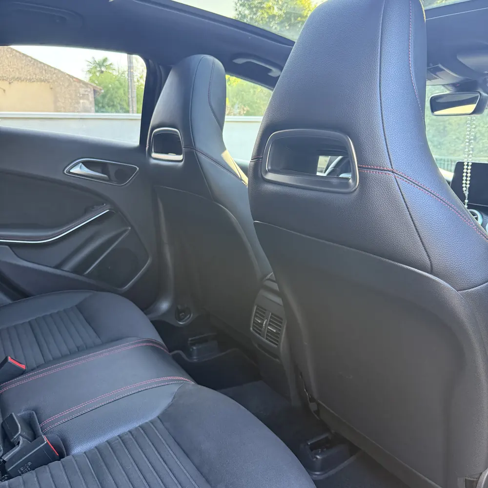 Places arrière d'une Mercedes Classe A après nettoyage