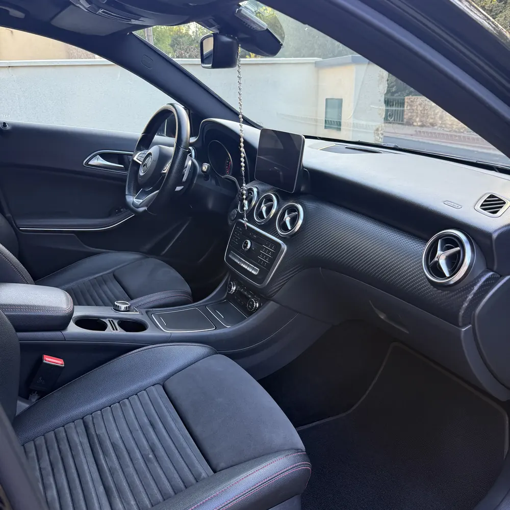 Poste de conduite d'une Mercedes Classe A finition AMG après nettoyage