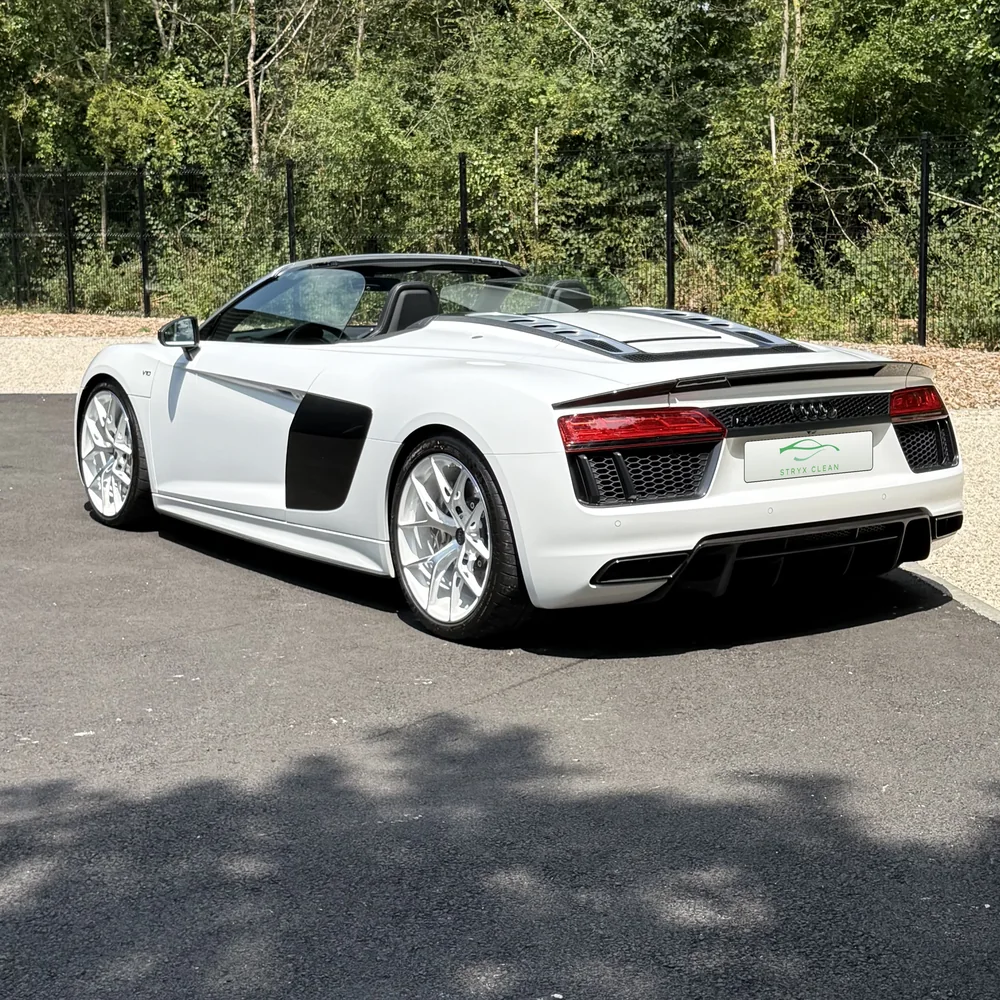 Audi R8 Spyder blanche après lavage, vue trois quarts arrière