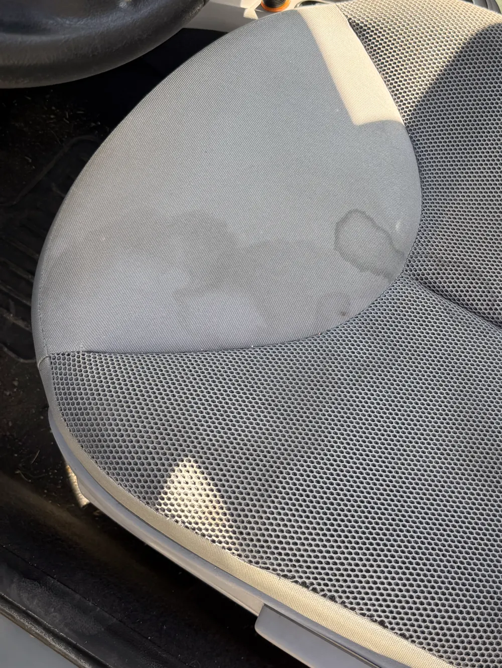 Assise conducteur d'une Citroën C3, tache incrustée dans le tissu avant nettoyage