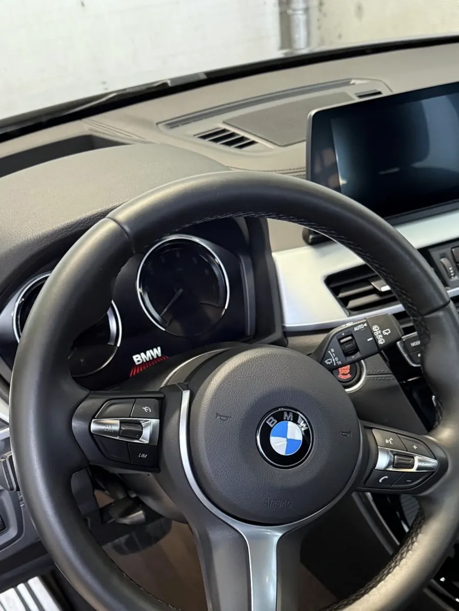 Le même volant après nettoyage, cuir redevenu mat