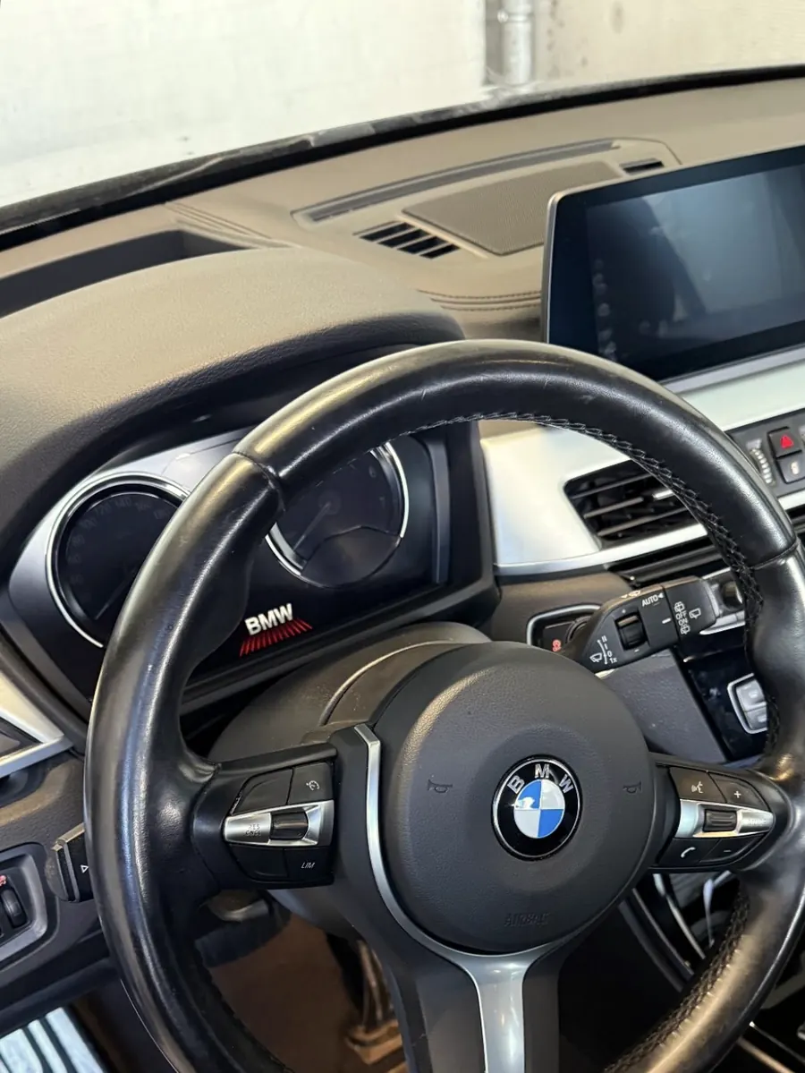 Volant de BMW brillant, cuir chargé de sébum